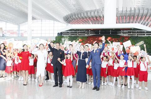 为庆祝新中国成立70周年，他们在广州白云机场做了这件事......